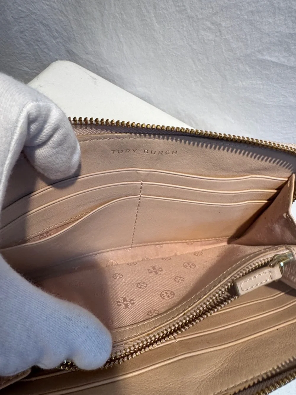 Tory Burch Taupe Pebbled Leather Zip Wallet with Logo - Picture 8 of 12